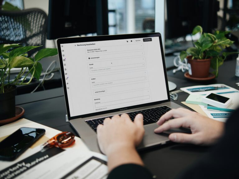 Digitale E-Rechnung auf einem Tablet im B2B-Mittelstand